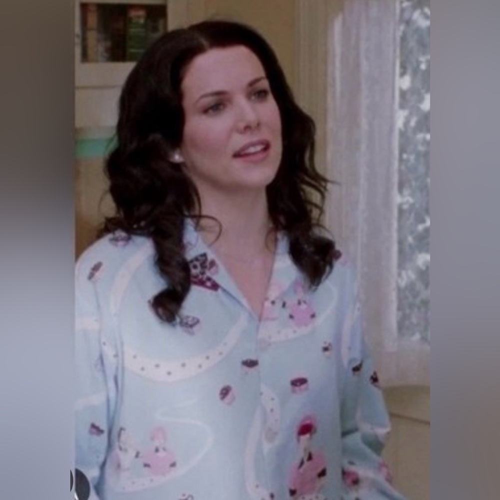 SEEN ON Gilmore Girls Lorelai’s I love Lucy pajama set alt pink